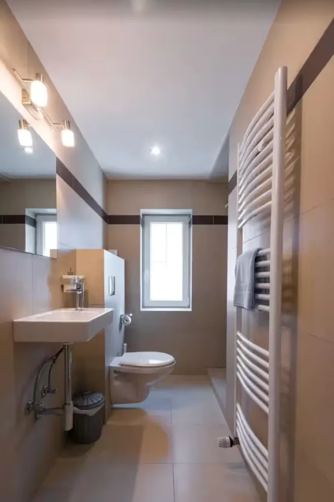 Helles, modernes Badezimmer mit Dusche und Handtuchheizung