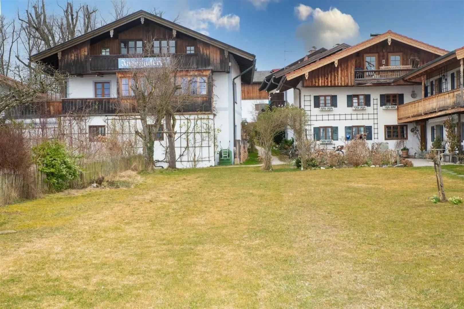 Inselhaus mit Holzbalkon und Garten an einem Weg auf der Fraueninsel
