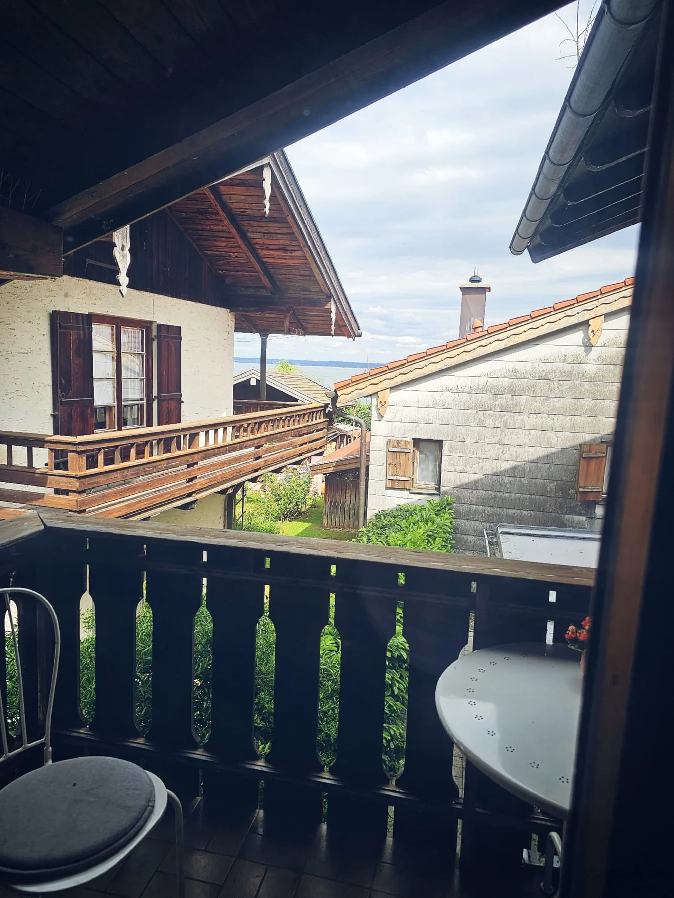 Blick vom Balkon über den Chiemsee zur Bergkette